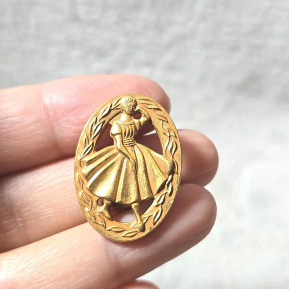 #408 VINTAGE Singer Young Style Maker Contest Qualifiers Award Brooch - Picture 4 of 5